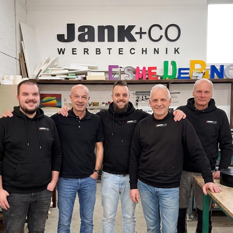 Ein Mitarbeiter vollfoliert einen Transporter in der Werkstatt