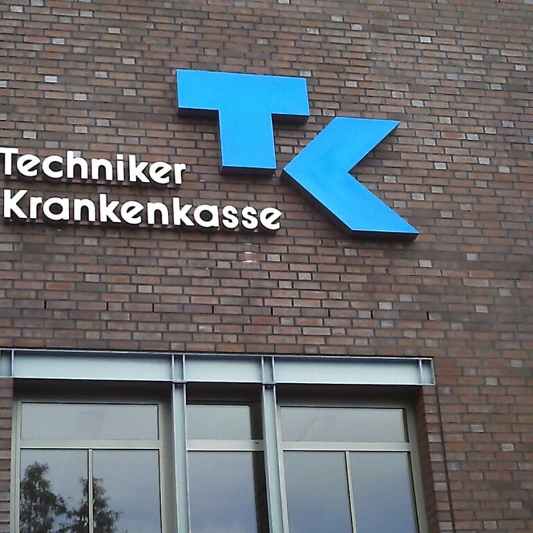 Leuchtschrift am Gebäude der Techniker Krankenkasse