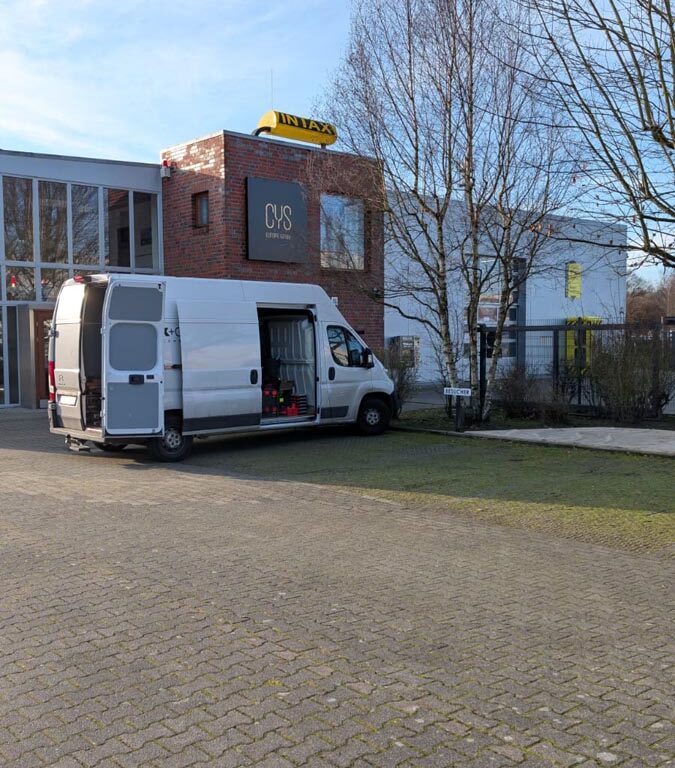 CYS Europe Gmbh Gebäude mit Montage-Wagen von Jank & Co