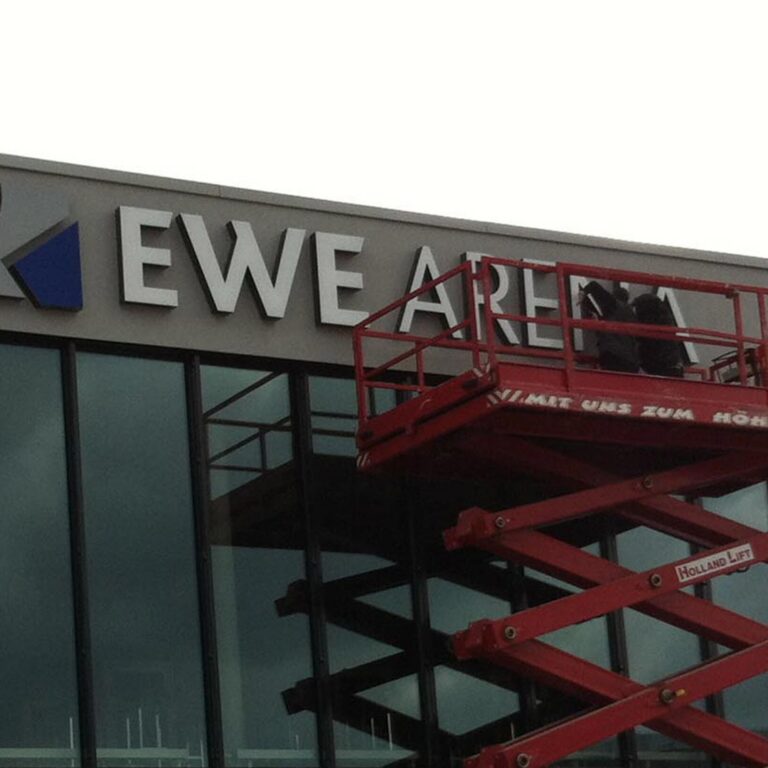 jank_werbetechnik_ewe_arena_montage Montage einer Außenwerbung